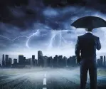 Mężczyzna w garniturze z parasolem stojący na drodze przed nowoczesnym miastem podczas gwałtownej burzy z piorunami. Obraz symbolizuje człowieka stawiającego czoła troskom doczesnym i nadchodzącym zmianom.